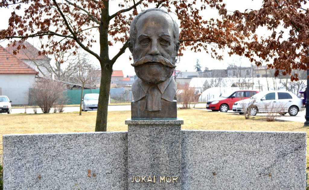 ogyalla-jokai-mor-mellszobra (4)