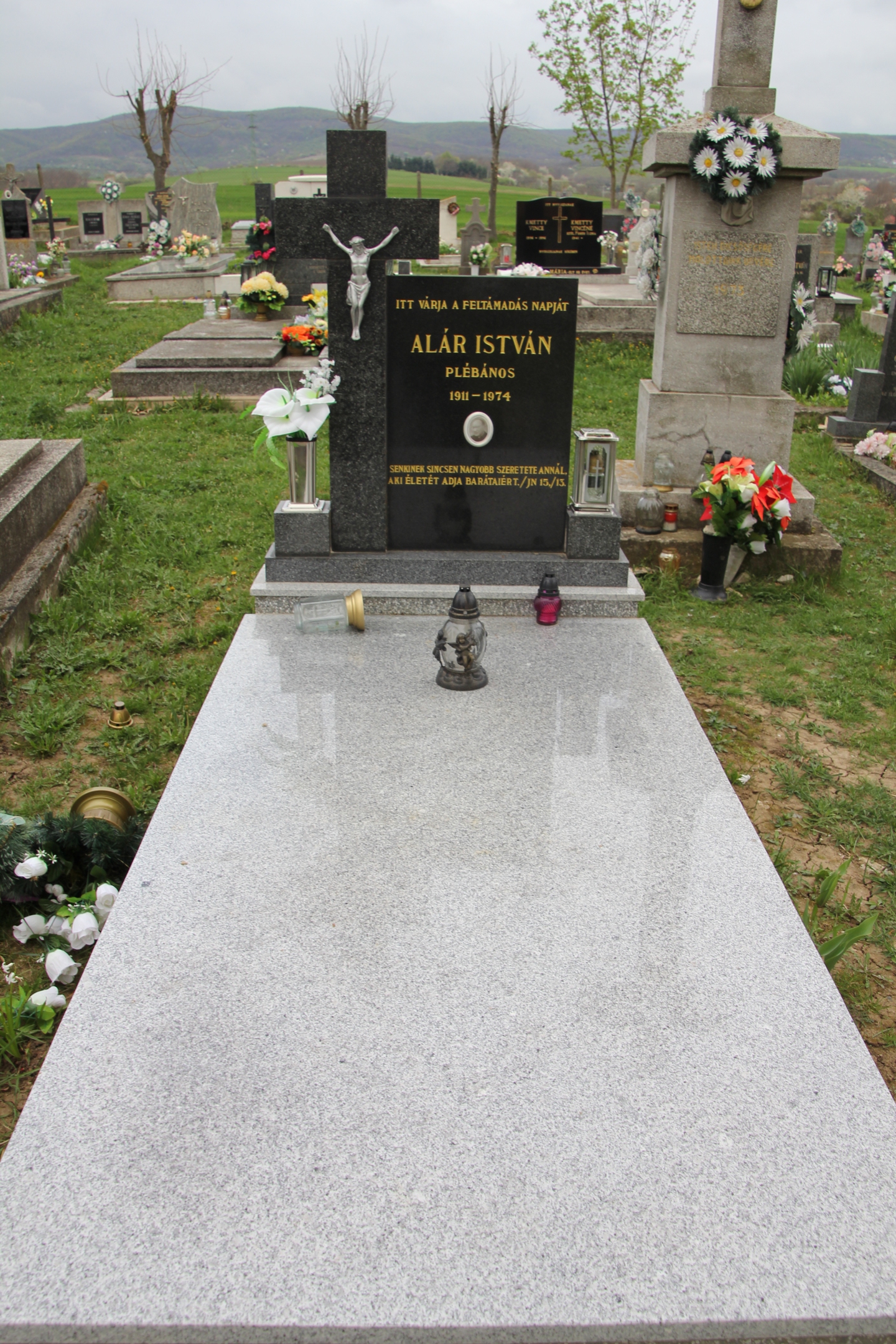 kokeszi-alar-istvan-plebanos-siremleke-1