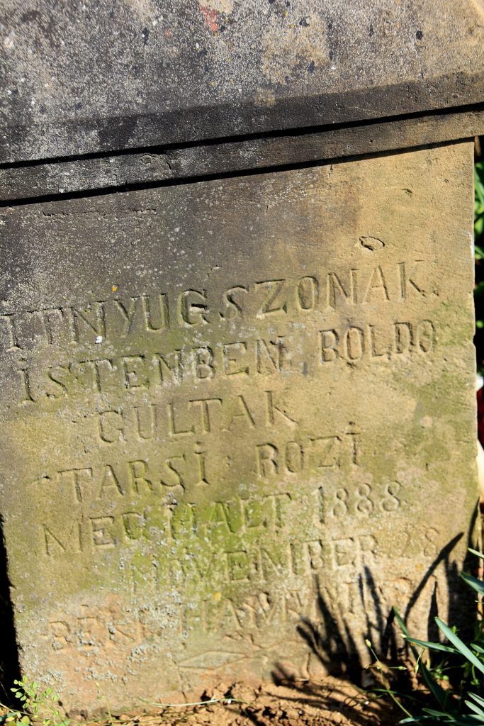 ipolykeszi-vaskereszt-temetoben-4