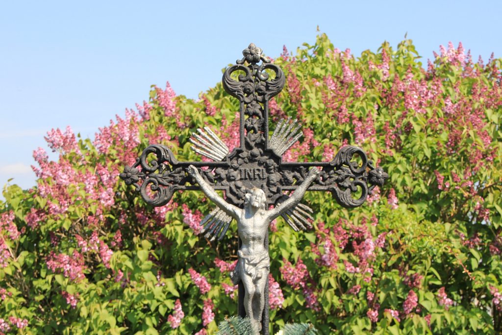 ipolykeszi-vaskereszt-temetoben-3