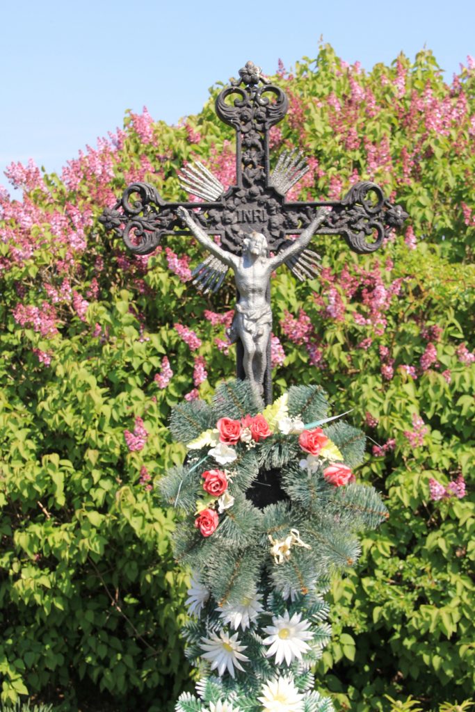 ipolykeszi-vaskereszt-temetoben-2