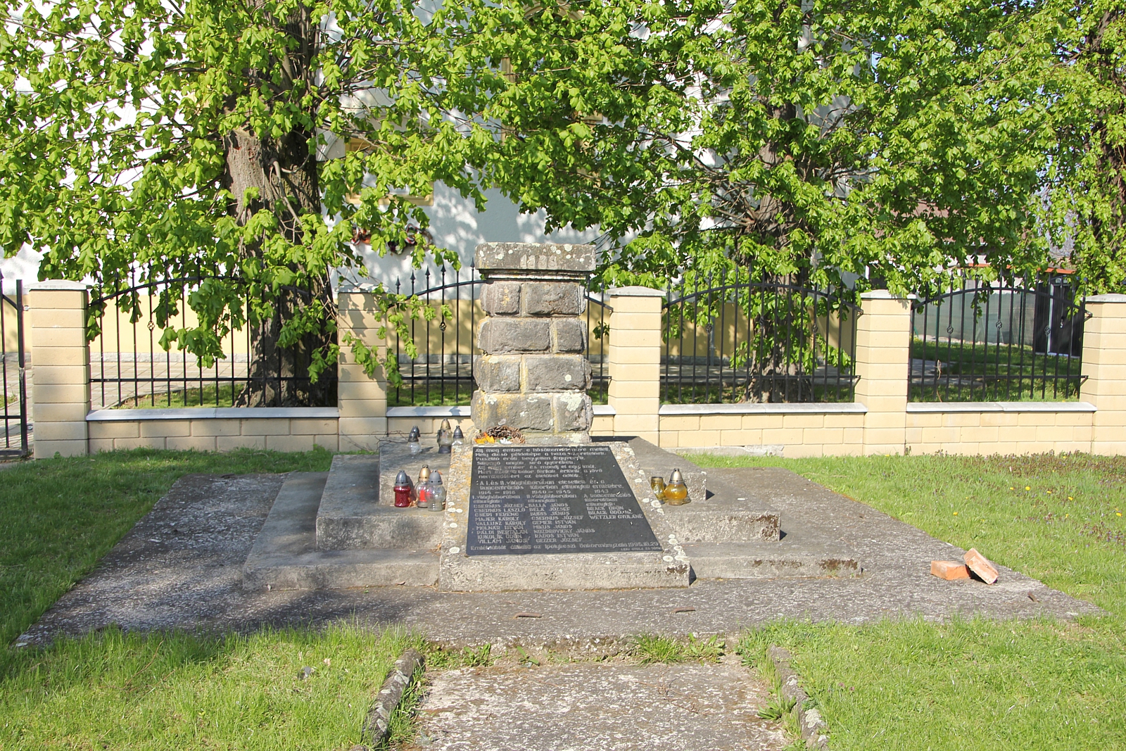 ipolykeszi-vilaghaborus-emlektabla-orszagzaszlo-tartooszlop-3