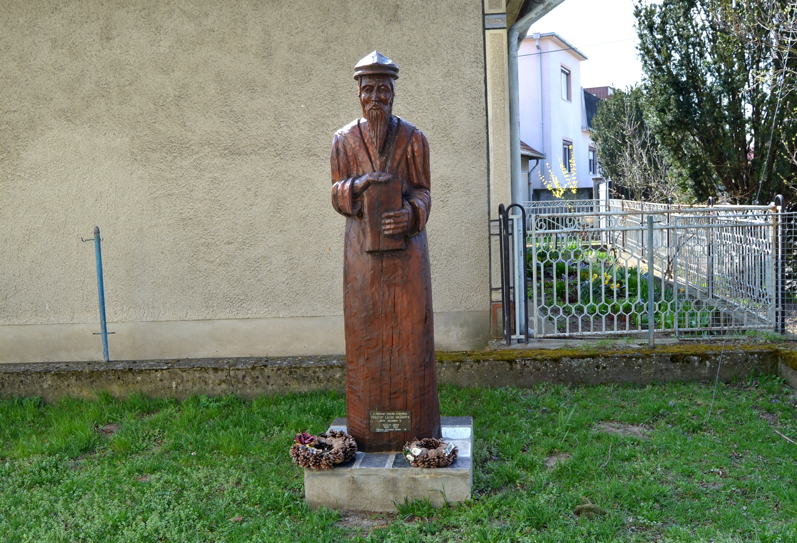 ipolybel-kalvin-szobor (1)