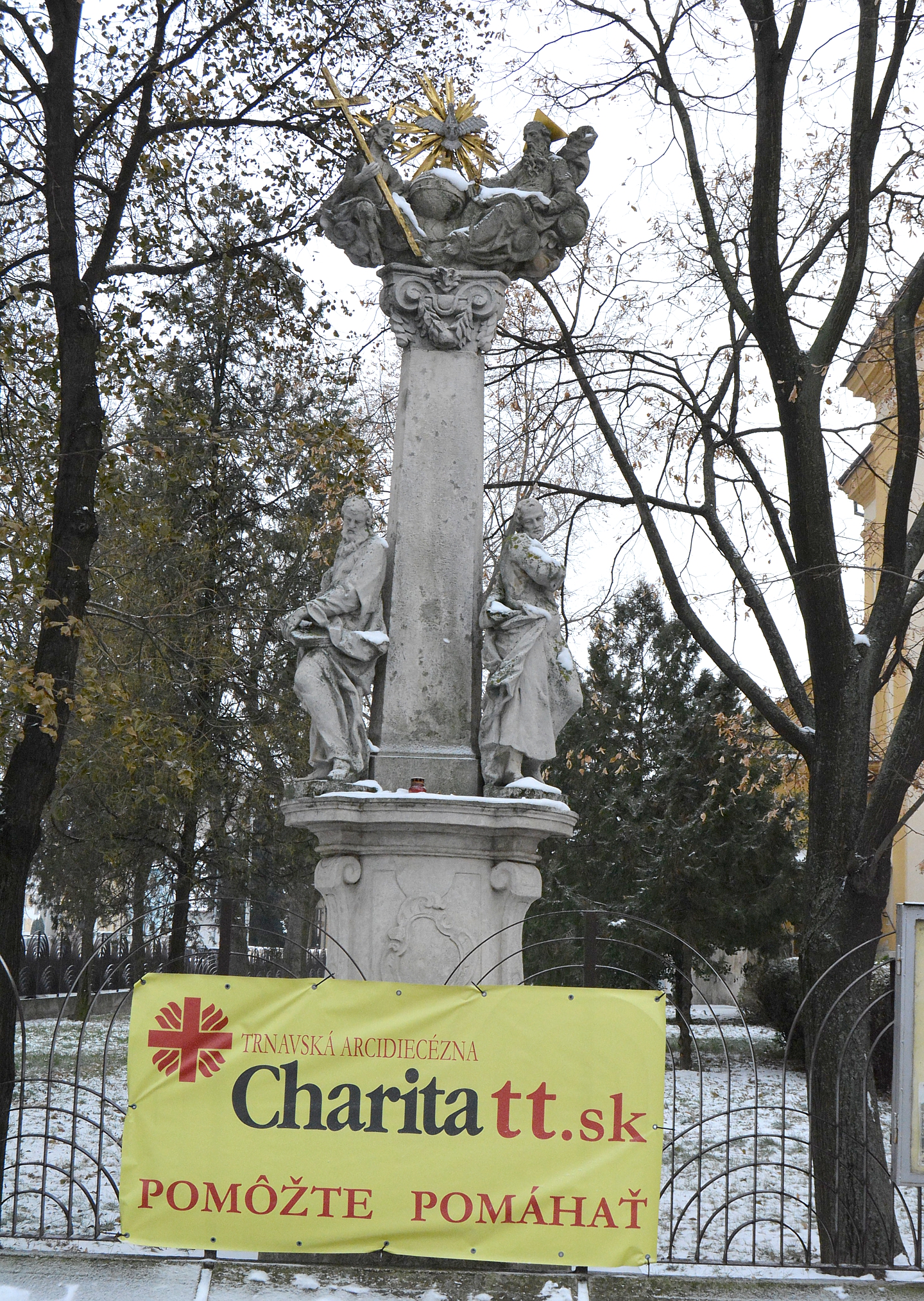 Szentháromság szobor – Szered (1)