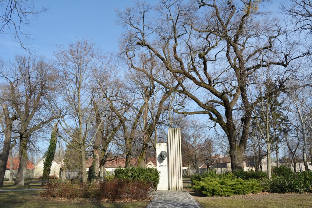 galanta-kodaly-zoltan-szobra (2)