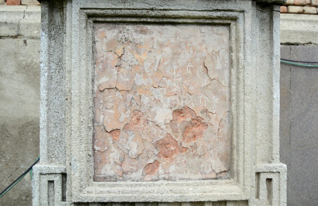 nagyszombat-szent-miklos-szobor (7)