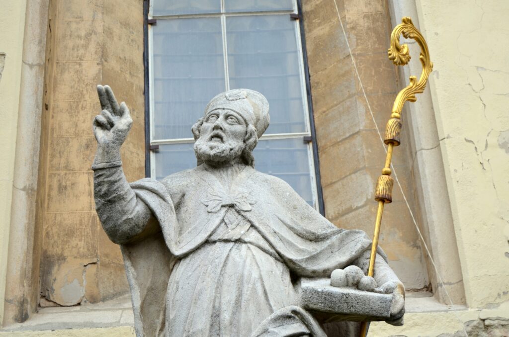 nagyszombat-szent-miklos-szobor (6)