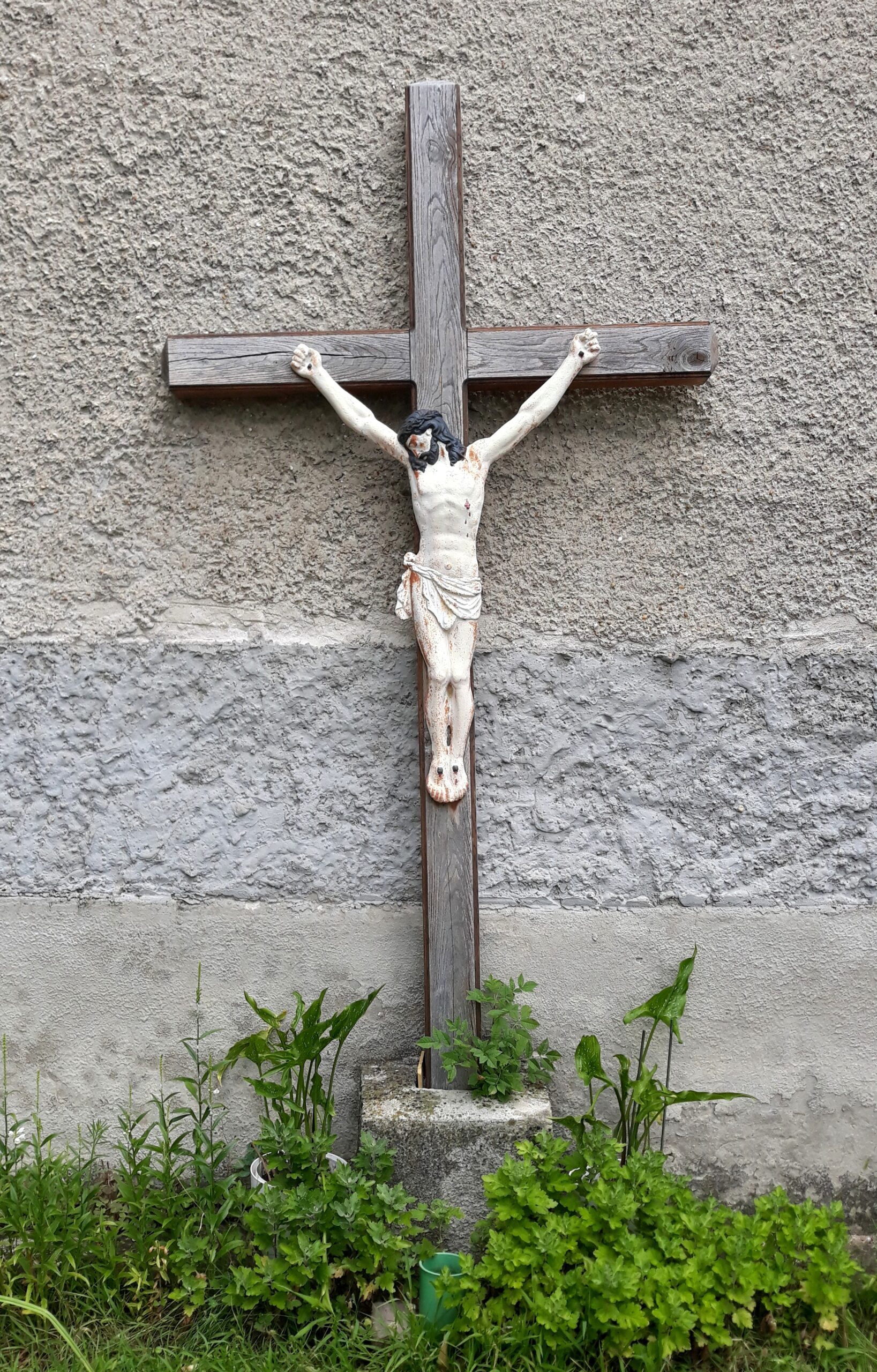 Karva_templom-Jezuskakereszt_templomfalon