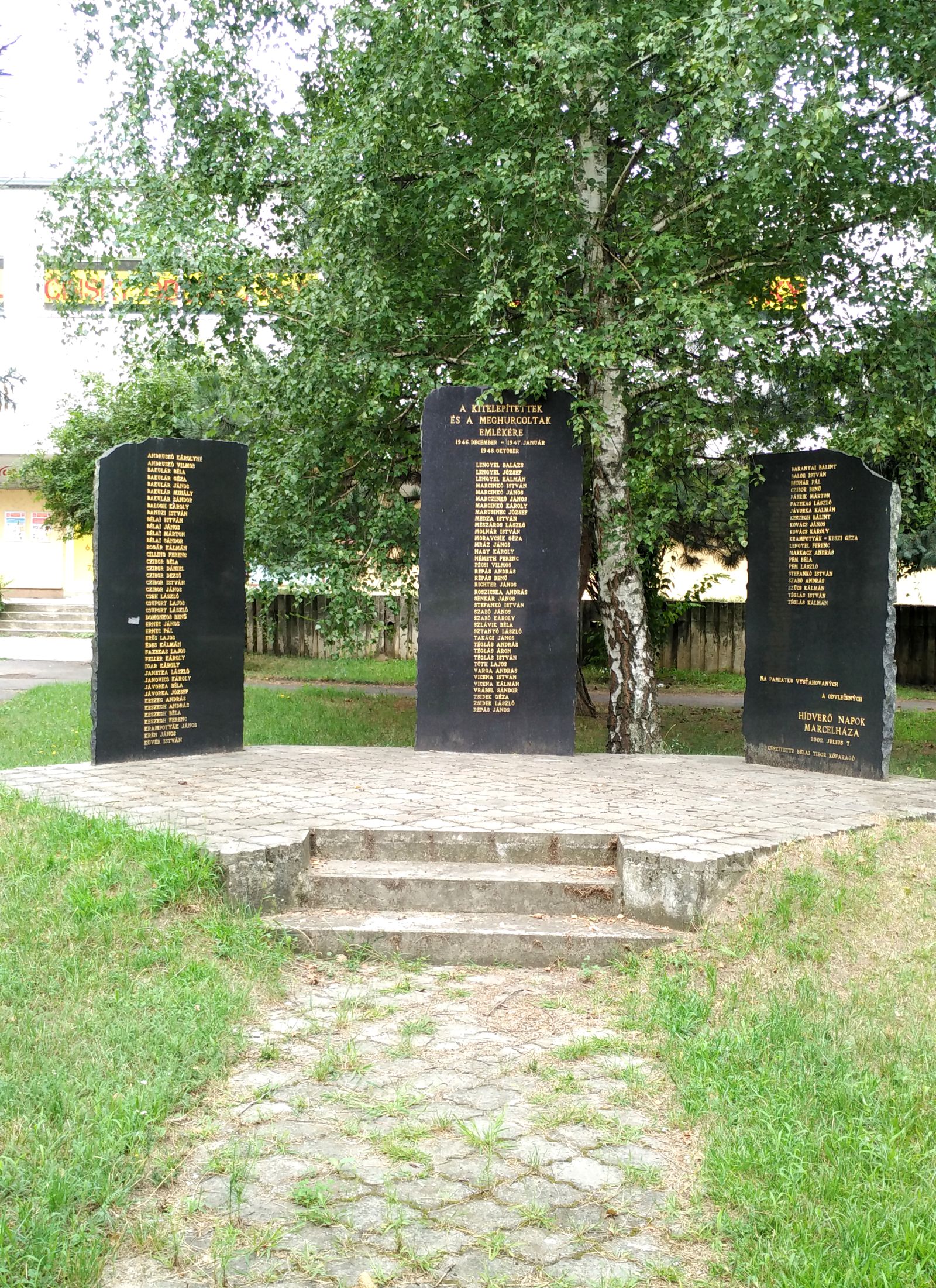 marcelhaza_kitelepitettek_meghurcoltak_emlekmuve_2002 (1)