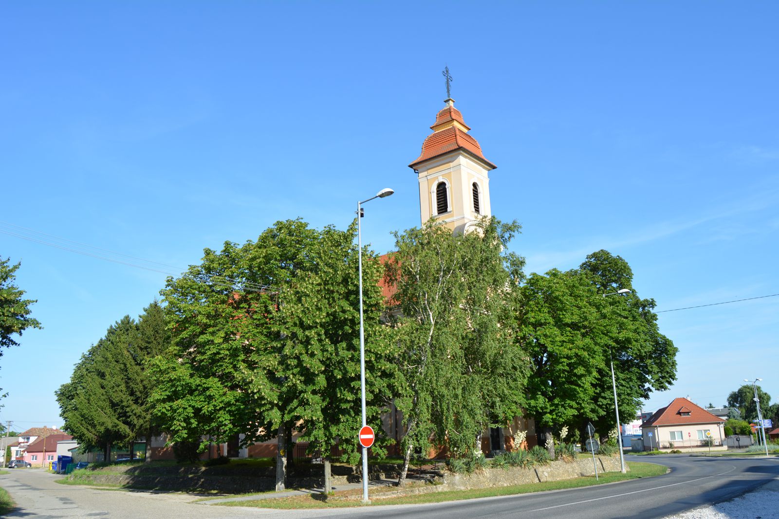 taksony-katolikus-templom (1)