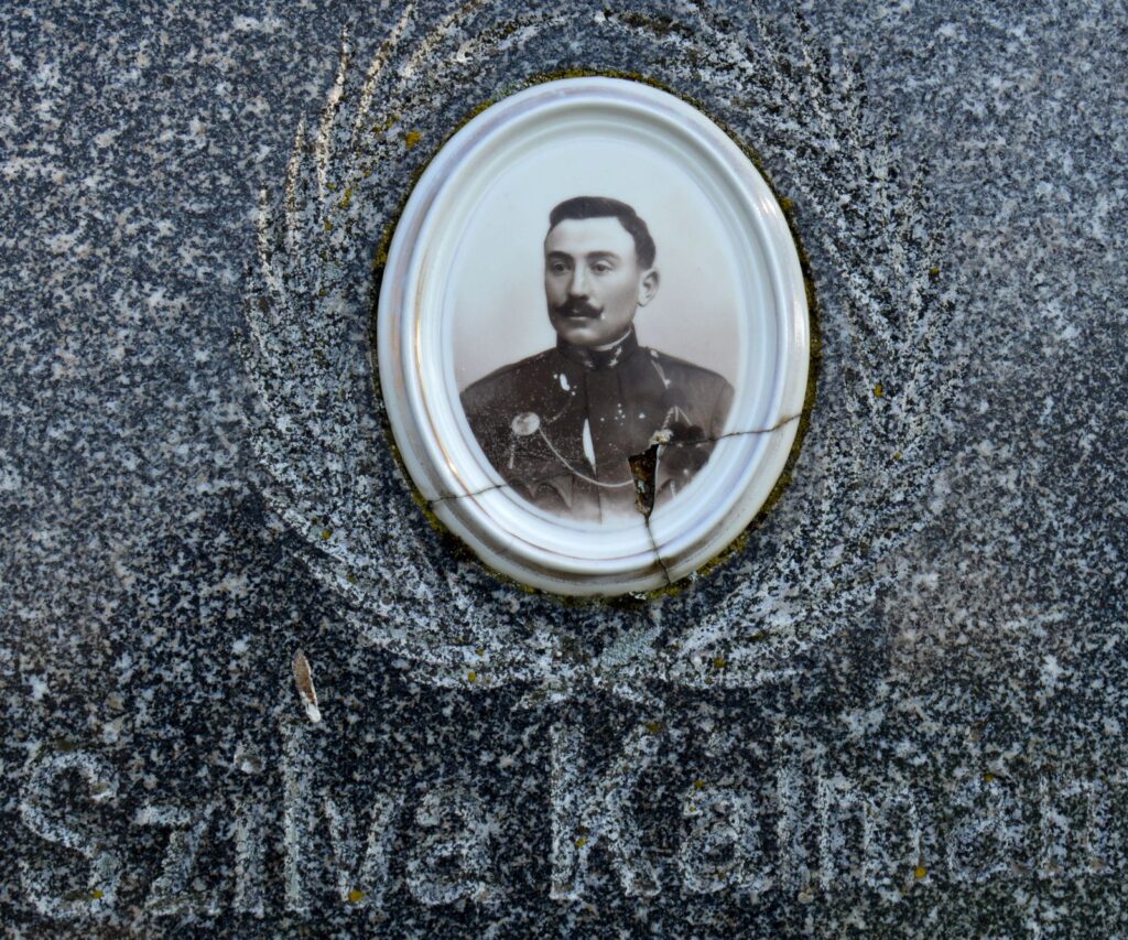 felsopel-szilva-kalman-sirja (7)