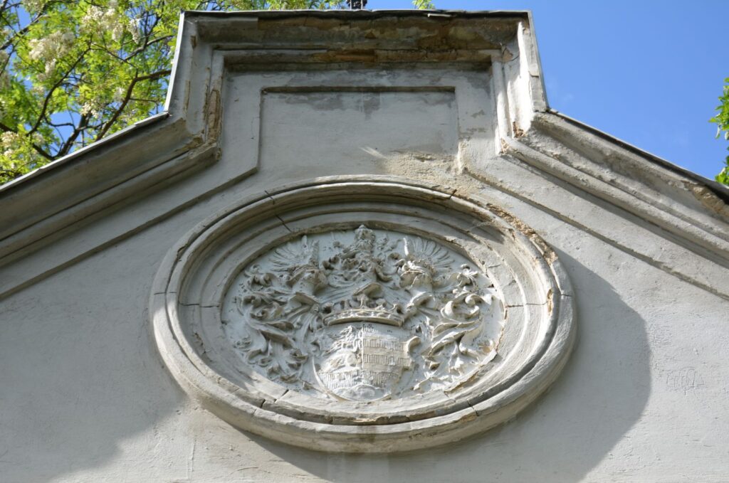 nemeskosut-fekete-csalad-sirboltja (15)