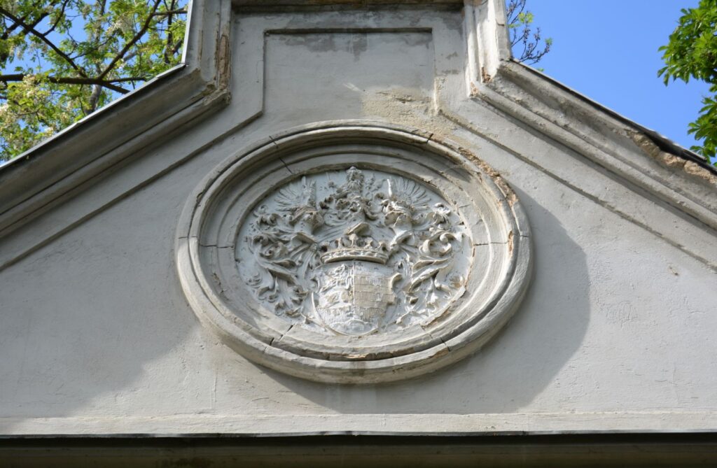 nemeskosut-fekete-csalad-sirboltja (14)