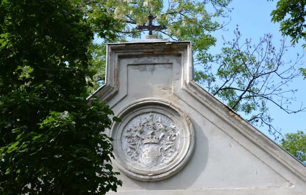 nemeskosut-fekete-csalad-sirboltja (13)