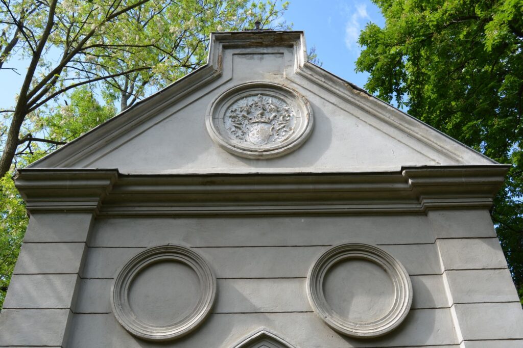 nemeskosut-fekete-csalad-sirboltja (12)