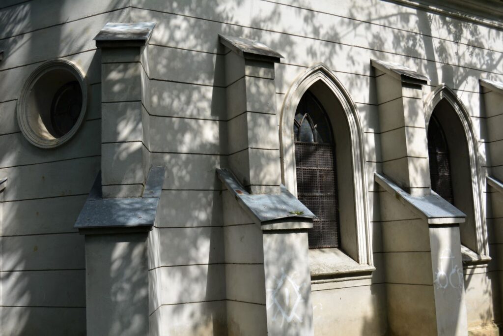 nemeskosut-fekete-csalad-sirboltja (11)