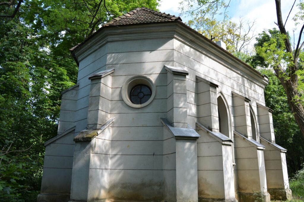 nemeskosut-fekete-csalad-sirboltja (9)