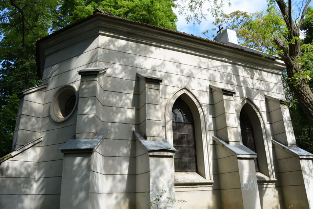 nemeskosut-fekete-csalad-sirboltja (8)