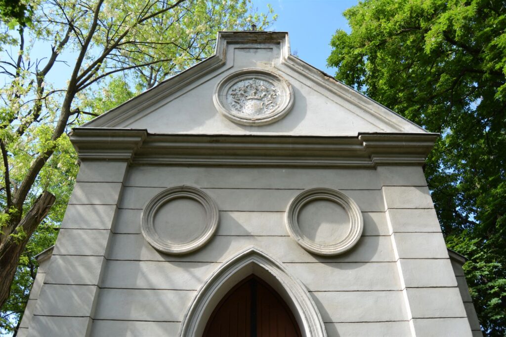 nemeskosut-fekete-csalad-sirboltja (7)