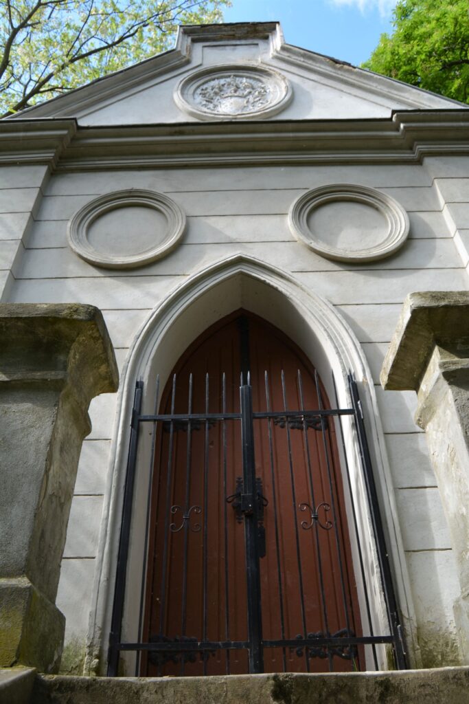 nemeskosut-fekete-csalad-sirboltja (6)