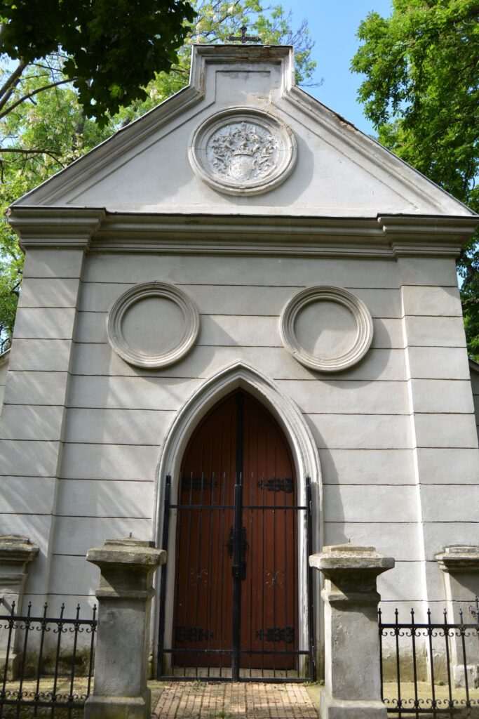 nemeskosut-fekete-csalad-sirboltja (5)