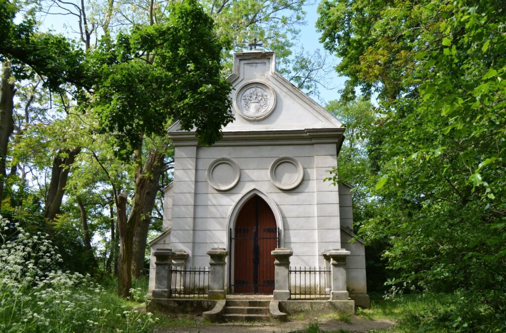 nemeskosut-fekete-csalad-sirboltja (4)