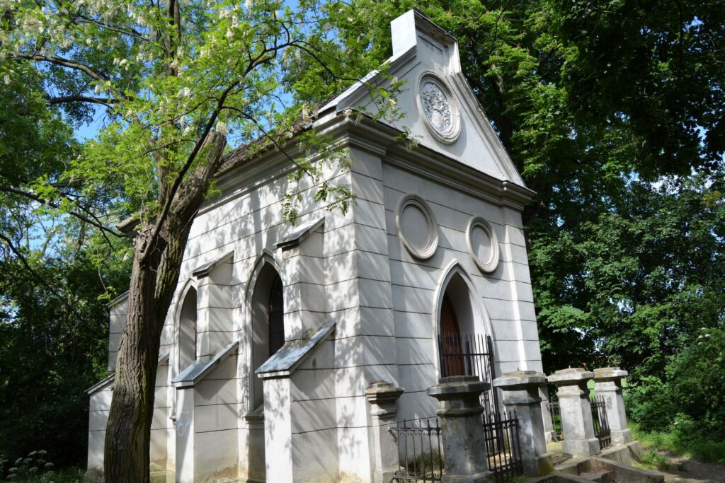 nemeskosut-fekete-csalad-sirboltja (3)