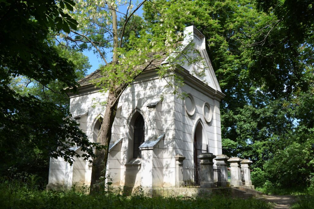 nemeskosut-fekete-csalad-sirboltja (2)