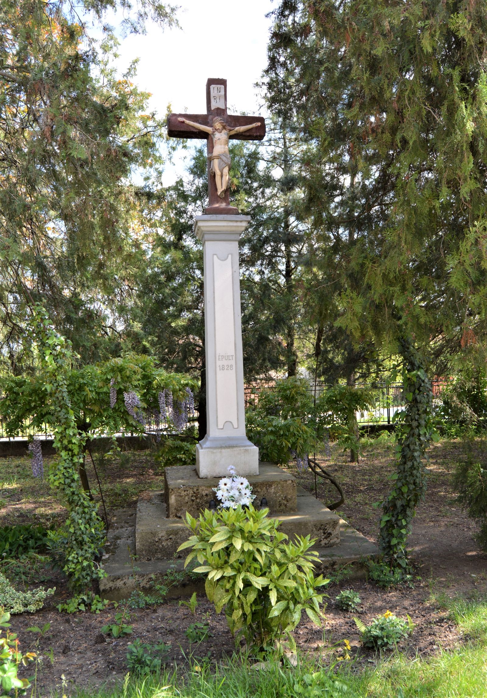nagyceteny-templomkerti-kereszt (1)