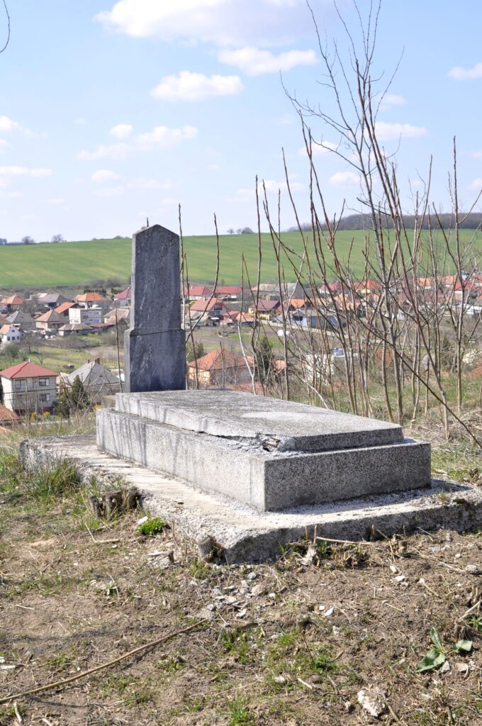 Madar_Szenthkuty_Kis_Bela_sirja (3)