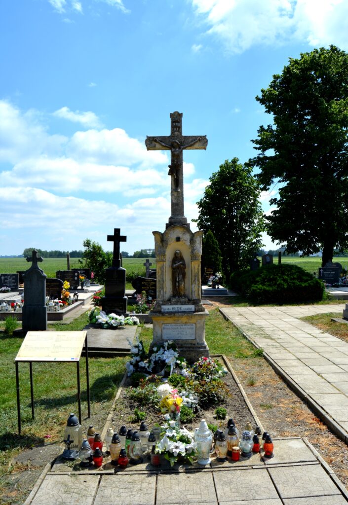 kiralyrev-temetoi-nagykereszt (2)