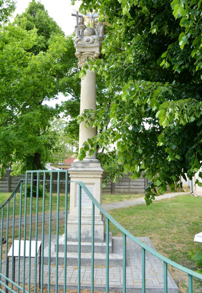 kiralyrev-szentharomsag-oszlop (2)