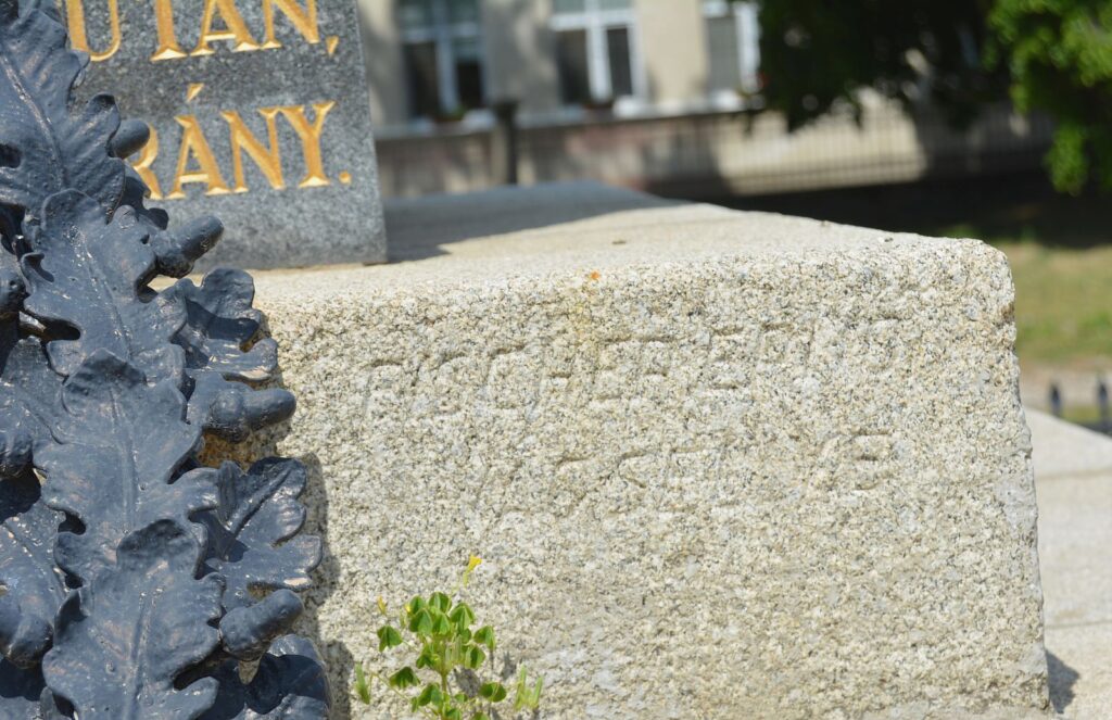 vagfarkasd-1-vilaghaborus-emlek (18)