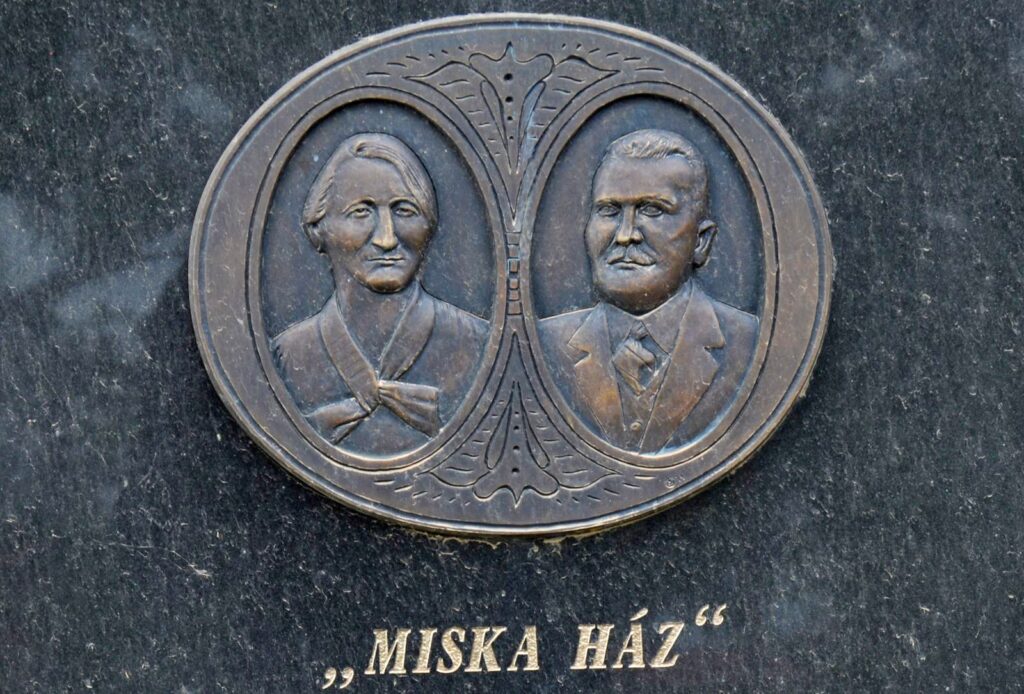 vagkiralyfa-miska-haz (5)