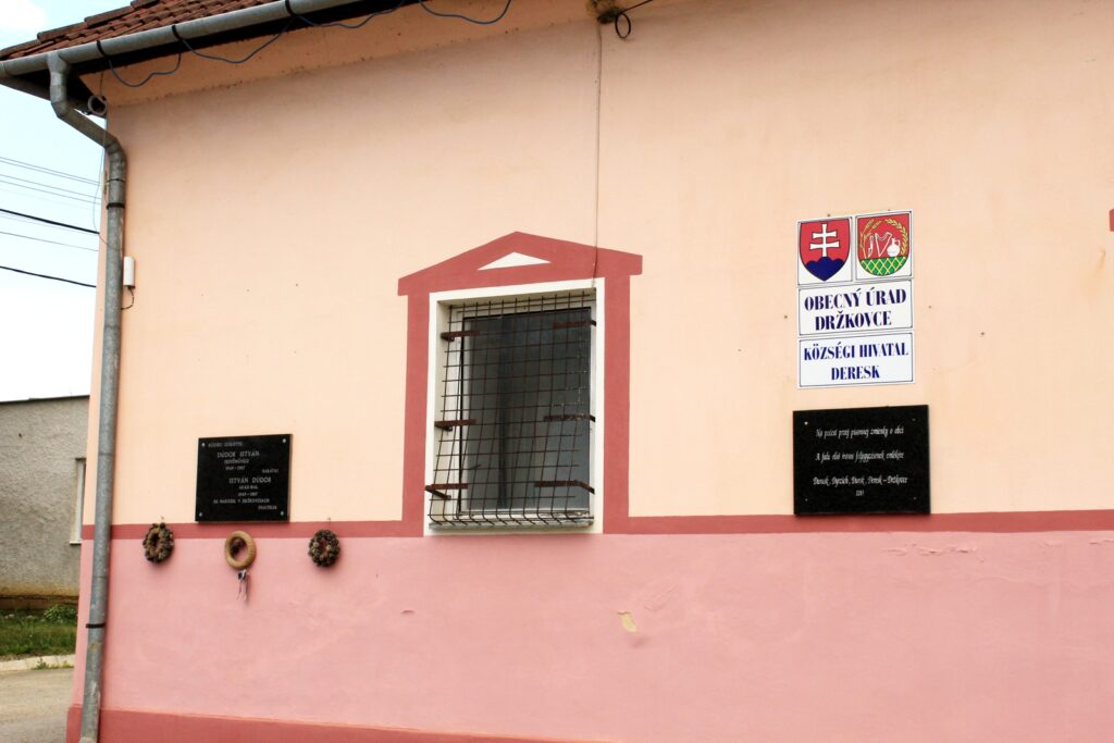 deresk-elso-iras-emlektabla (3)