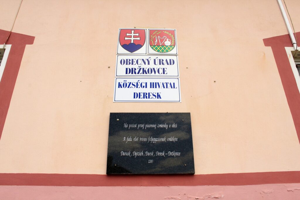 deresk-elso-iras-emlektabla (2)