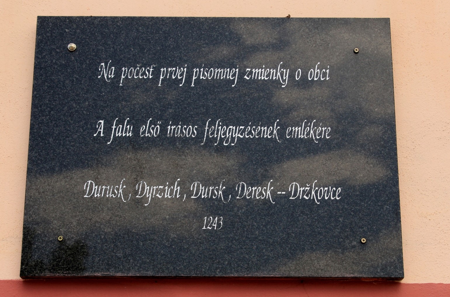 deresk-elso-iras-emlektabla (1)