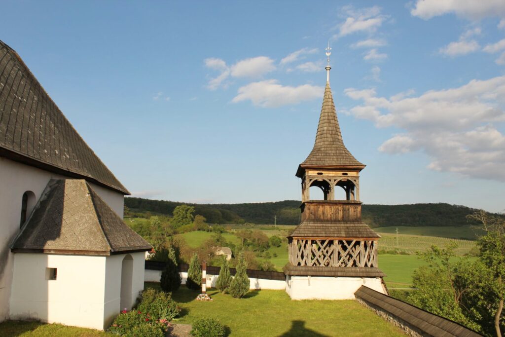 felsovaly-emlek-kopjafa (1)