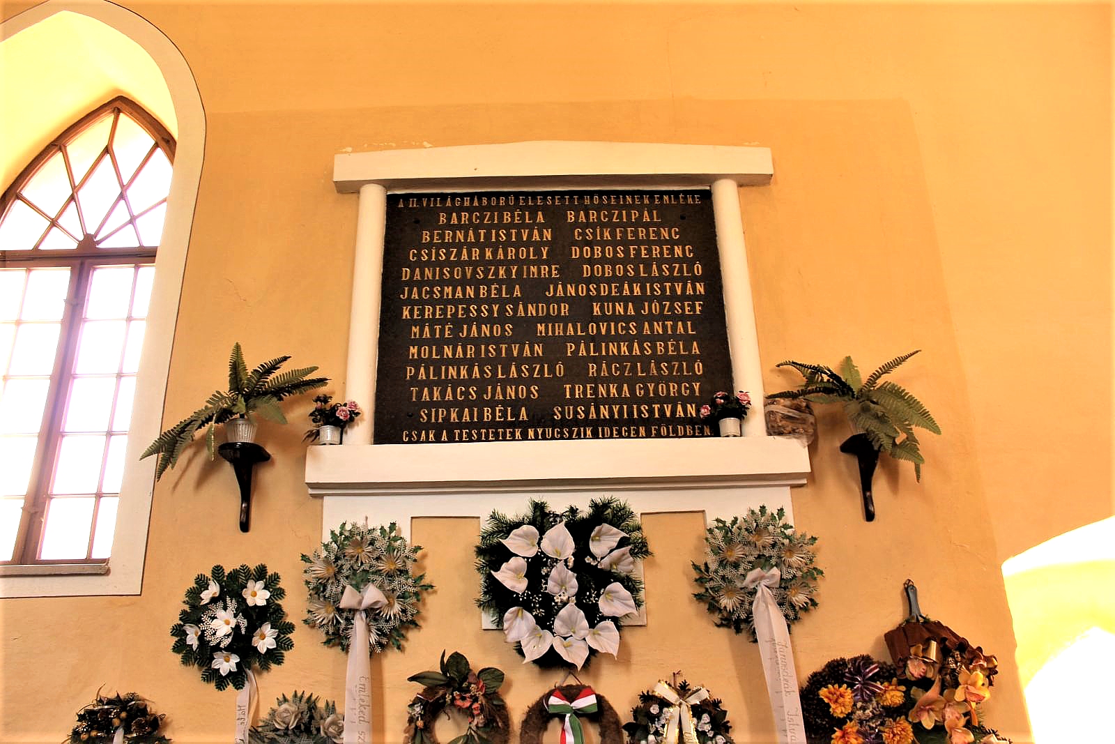 gomorpanyit-2-vh-emlektablaja (1)