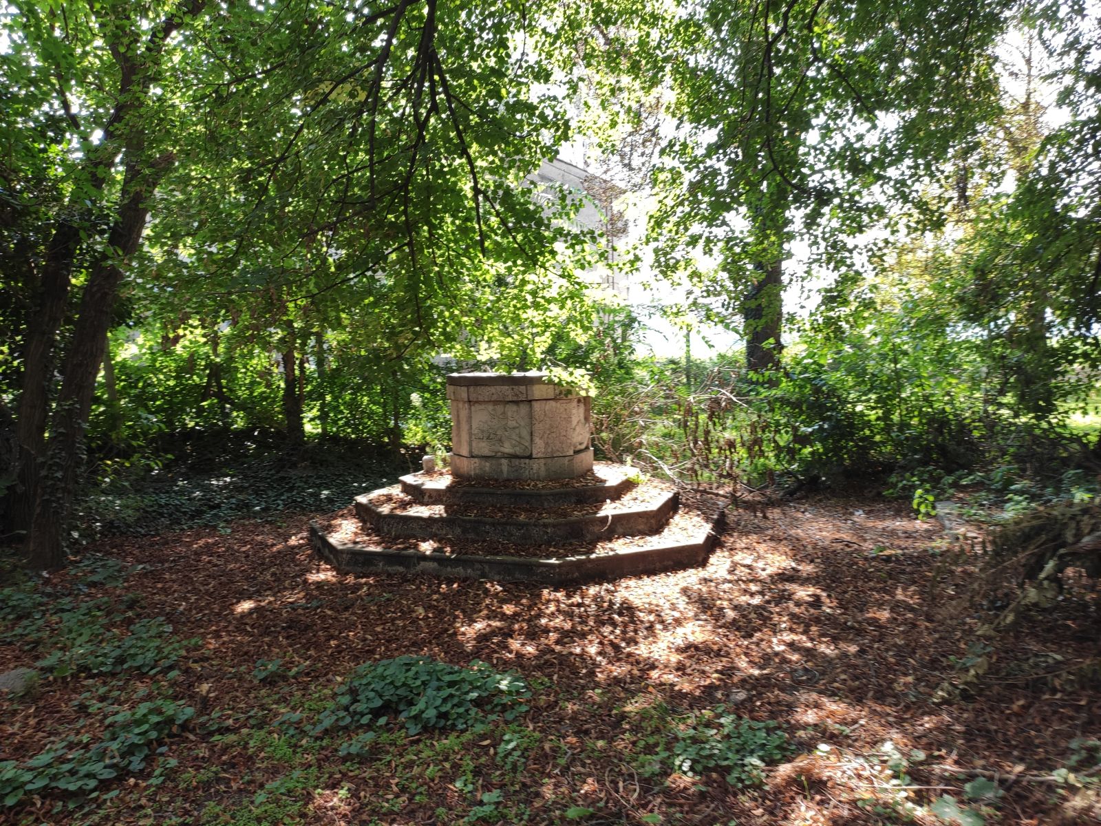 Karva_Szarvassy_kastely_park-kutja (2)