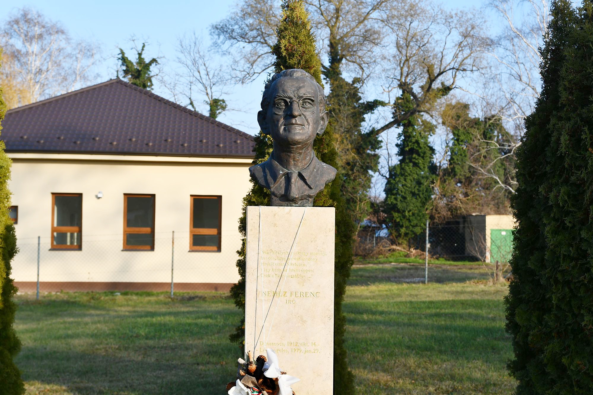 Dunamocs_NehezFerenc_szobra (1)