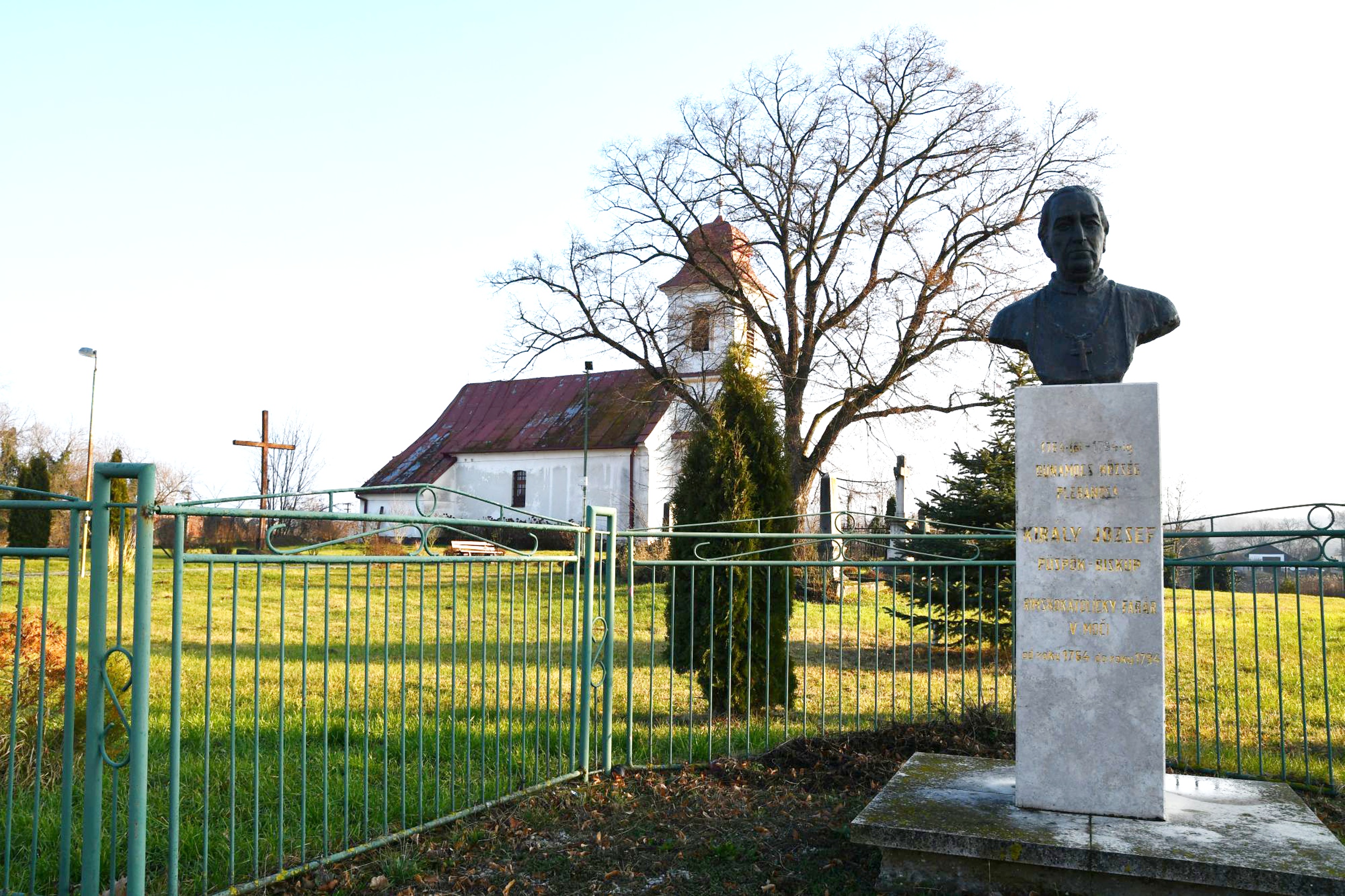 Dunamocs_KiralyJozsef_puspok_mellszobra (1)