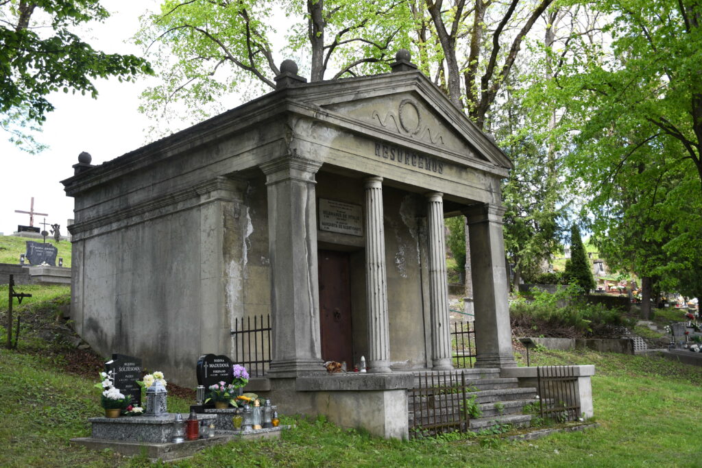 liptoujvar_vitalis_csalad_siremleke-(3)_optimized