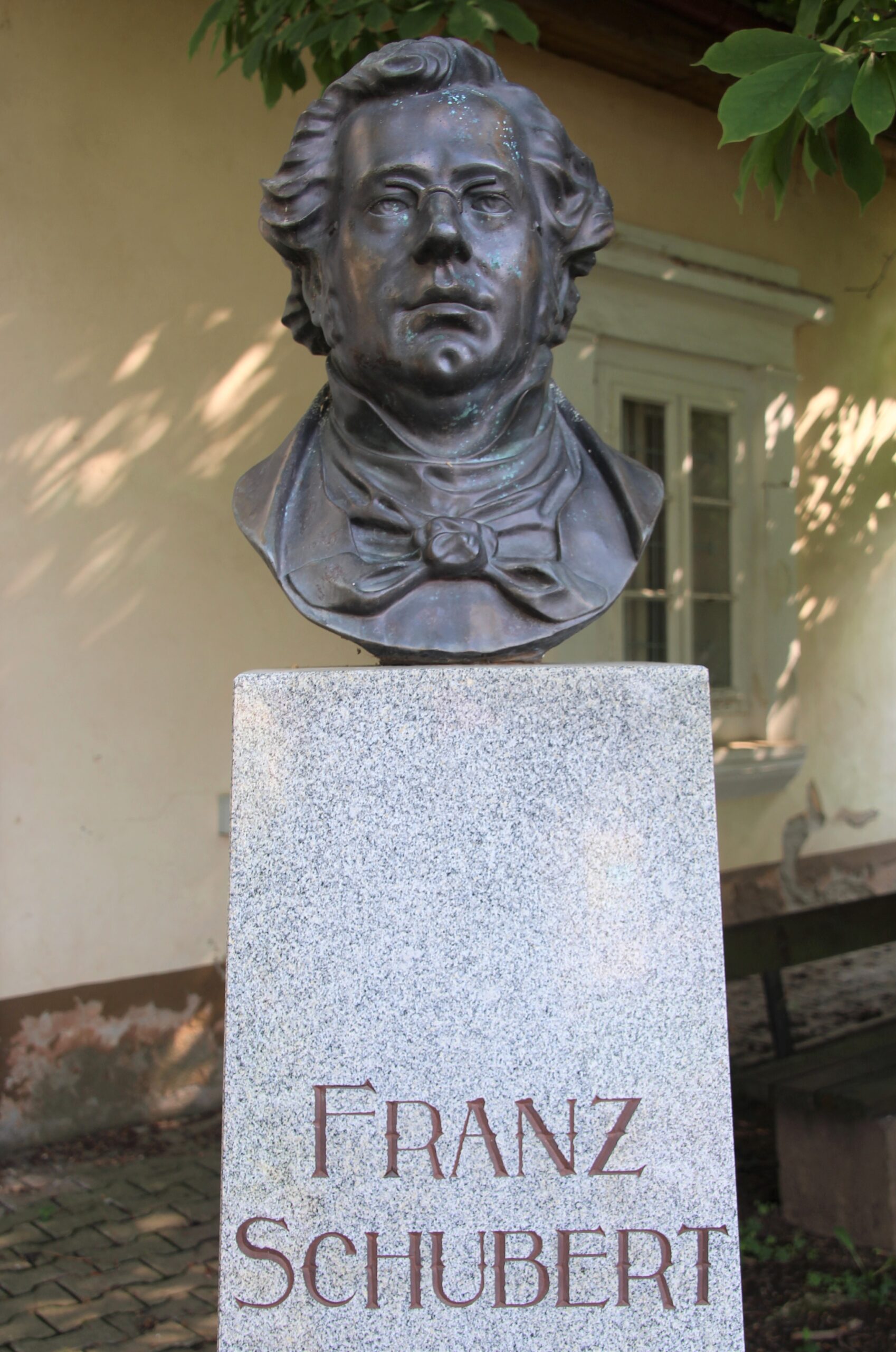 Schubert szobor – Zselíz (8)