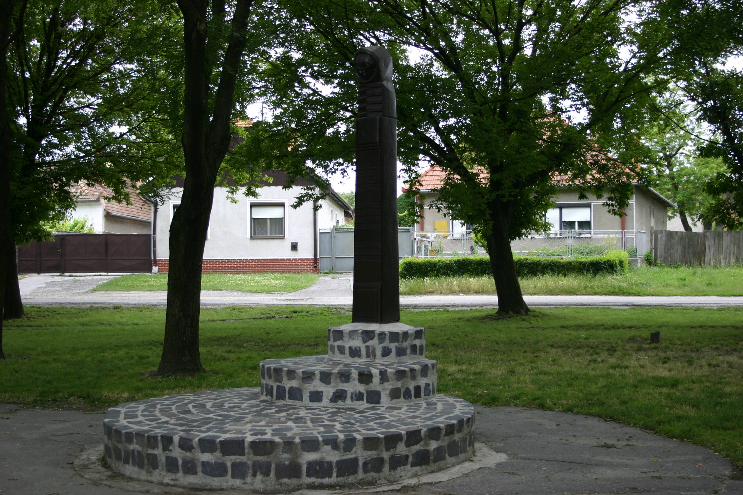 A 2. világháború nagymegyeri hőseinek emlékoszlopa