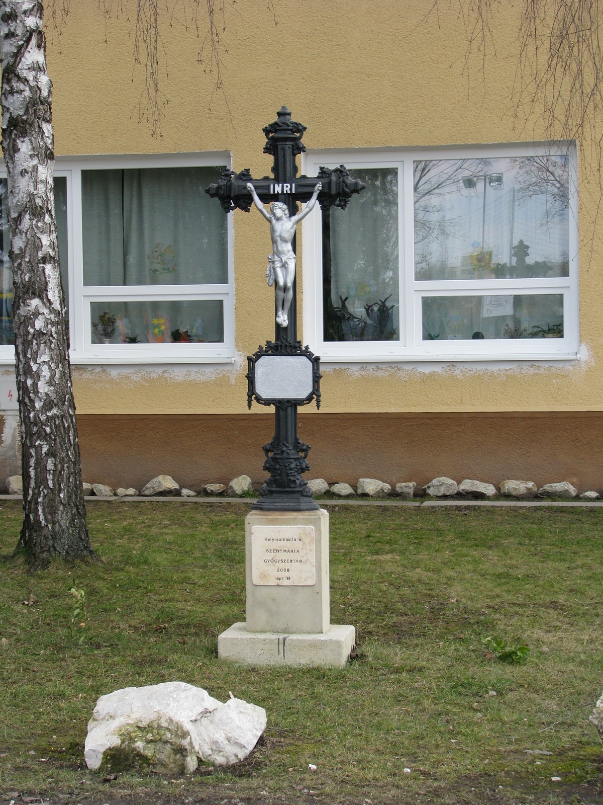 Fogadalmi kereszt a katolikus iskola előtt