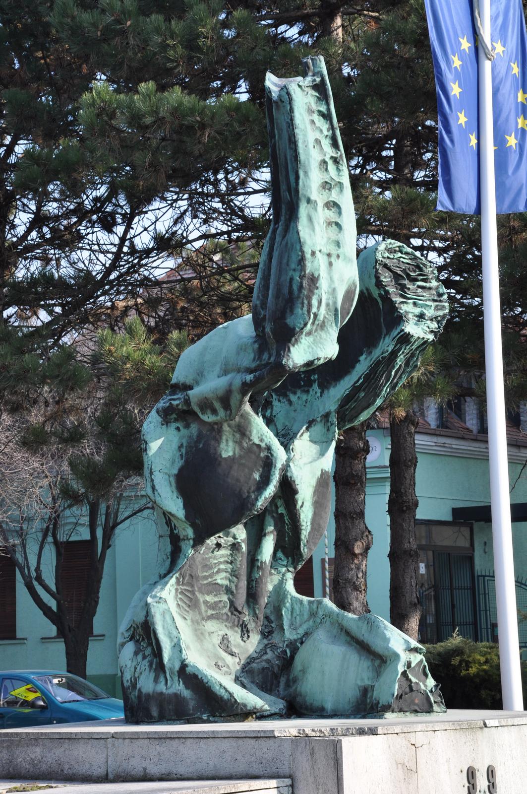 Mártíremlékmű, katonasírok