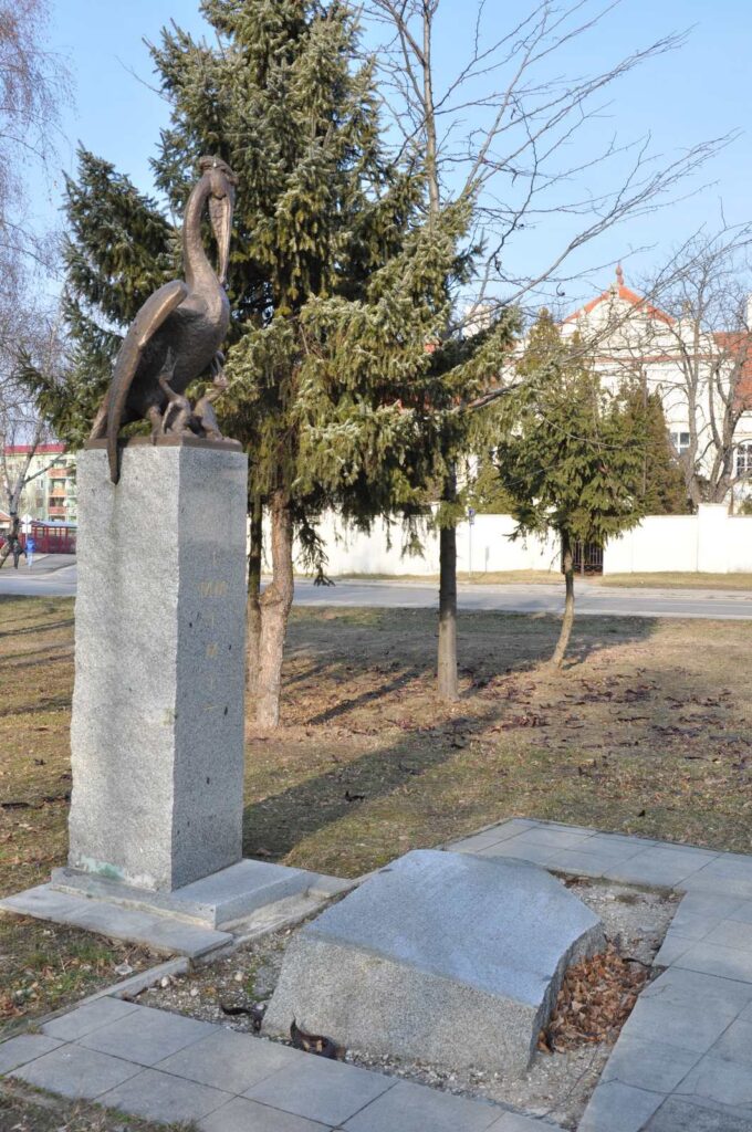 A fiókáit tápláló pelikán szobra