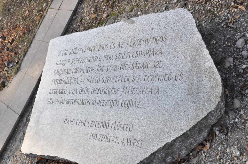 A fiókáit tápláló pelikán szobra