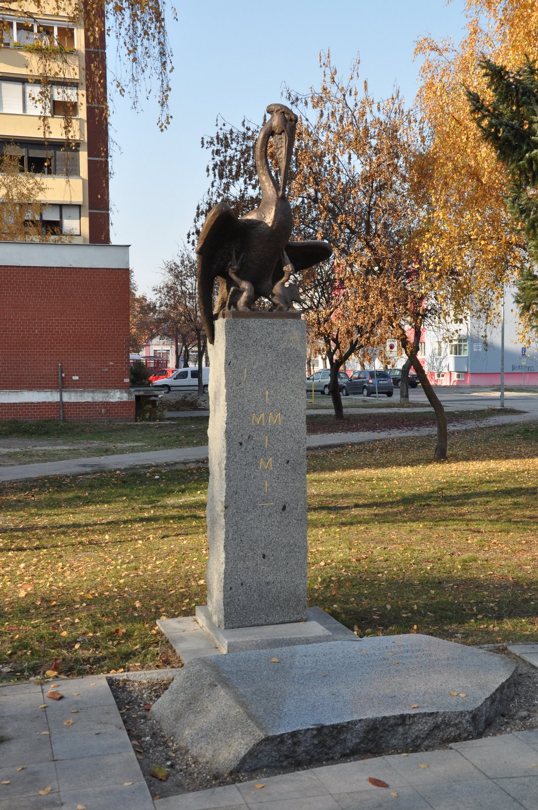 A fiókáit tápláló pelikán szobra